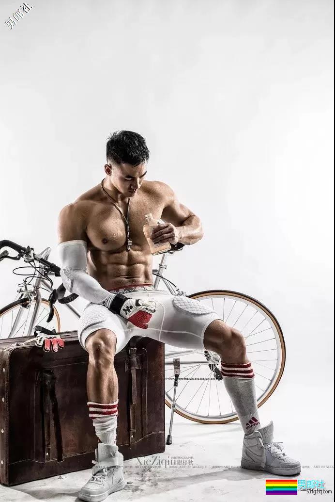 半透明薄衣强行遮羞，成批精壮男子实力上线 - 51虹马