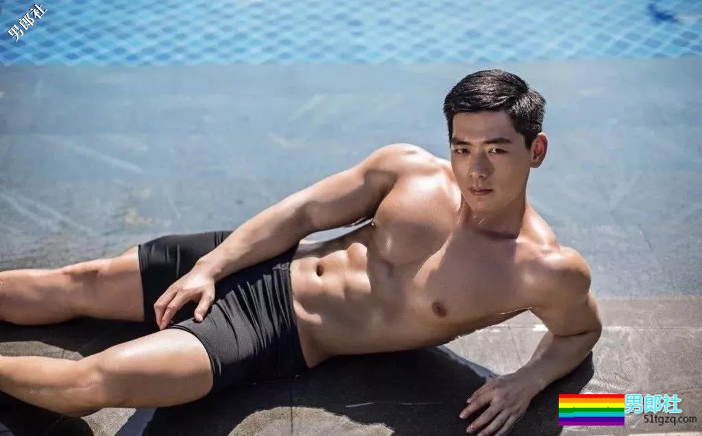 半透明薄衣强行遮羞，成批精壮男子实力上线 - 51虹马