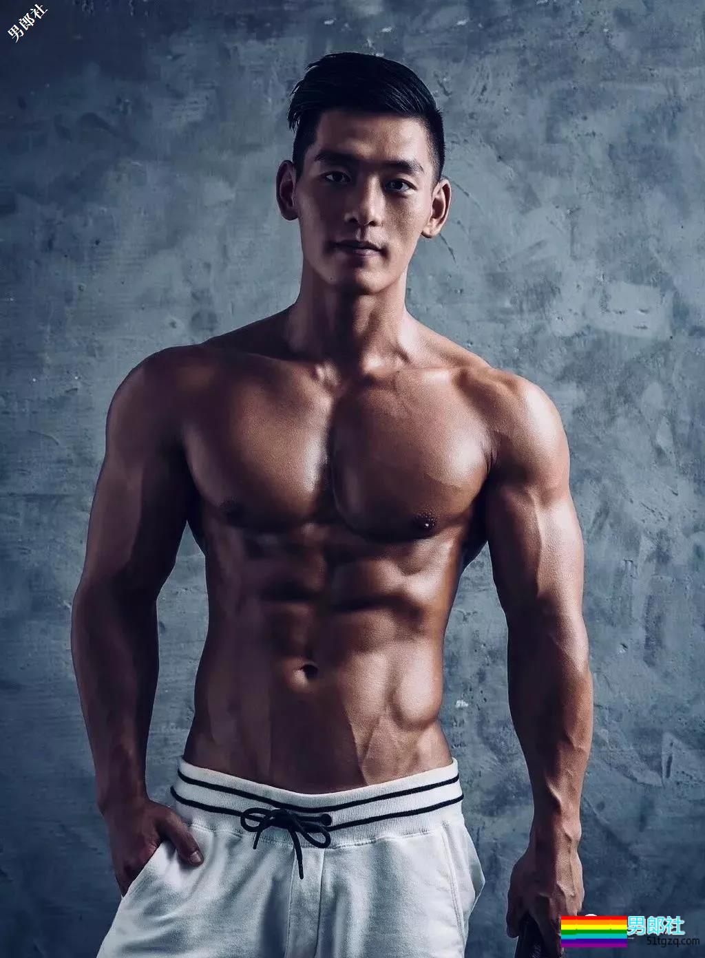 半透明薄衣强行遮羞，成批精壮男子实力上线 - 51虹马