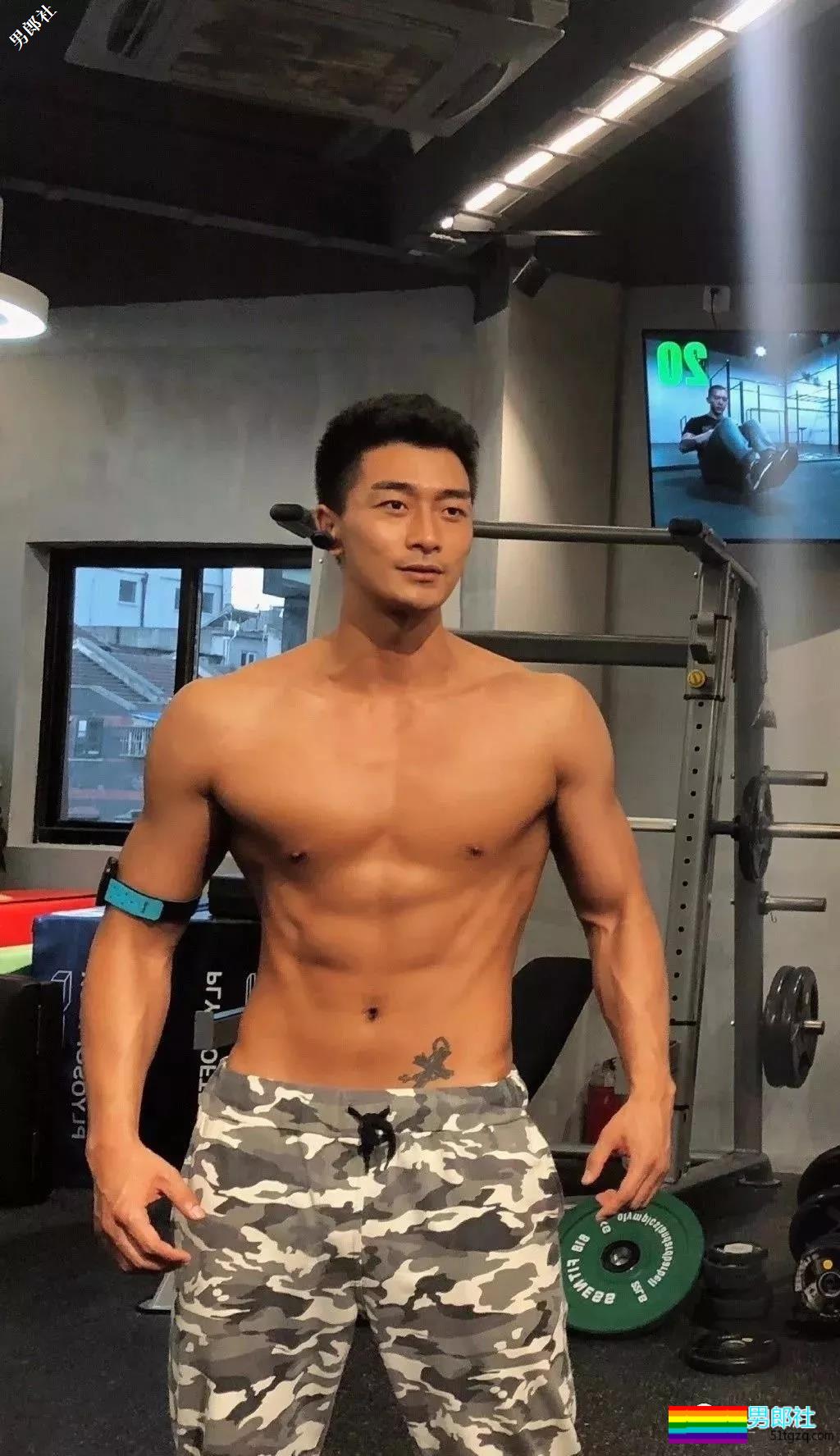 半透明薄衣强行遮羞，成批精壮男子实力上线 - 51虹马