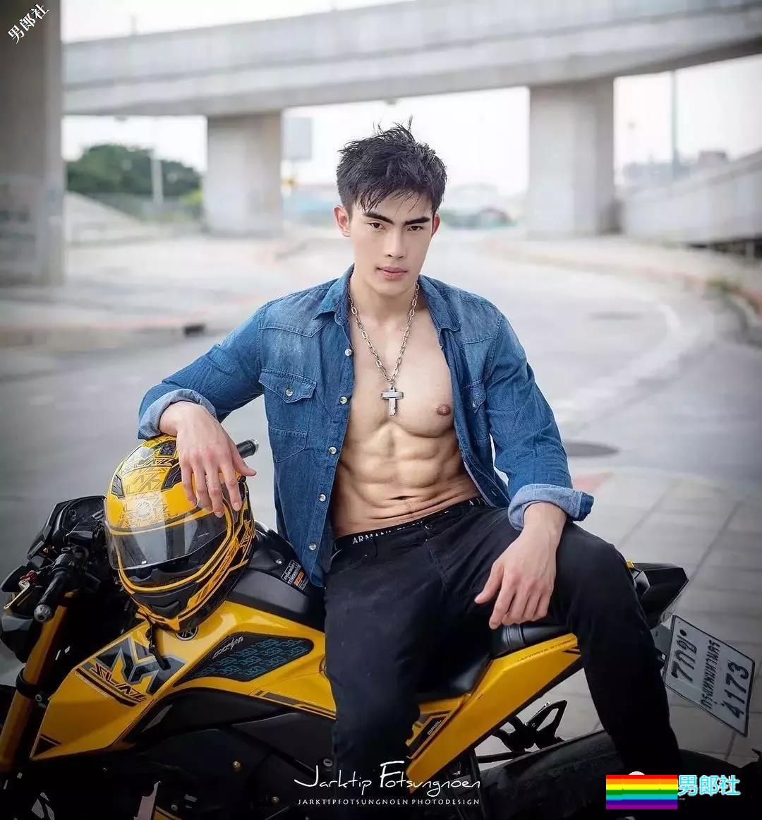 看点∣武汉大学极品校友，筋肉小哥的身材真的太sexxxxy了！你可以吗？ - 51虹马