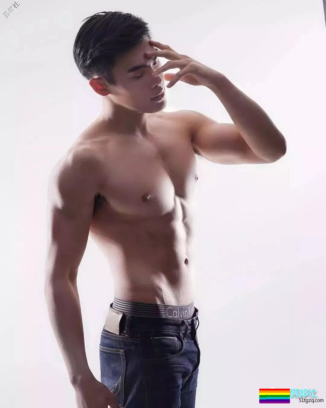 看点∣武汉大学极品校友,筋肉小哥的身材真的太sexxxxy了!你可以吗? - 51虹马 看点∣武汉大学极品校友,筋肉小哥的身材真的太sexxxxy了!你可以吗? - 51虹马