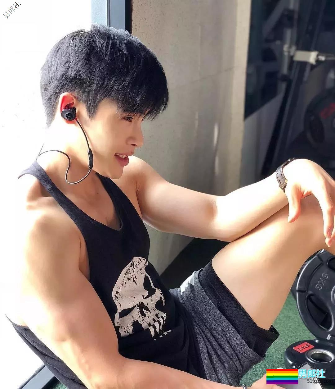 看点∣武汉大学极品校友，筋肉小哥的身材真的太sexxxxy了！你可以吗？ - 51虹马