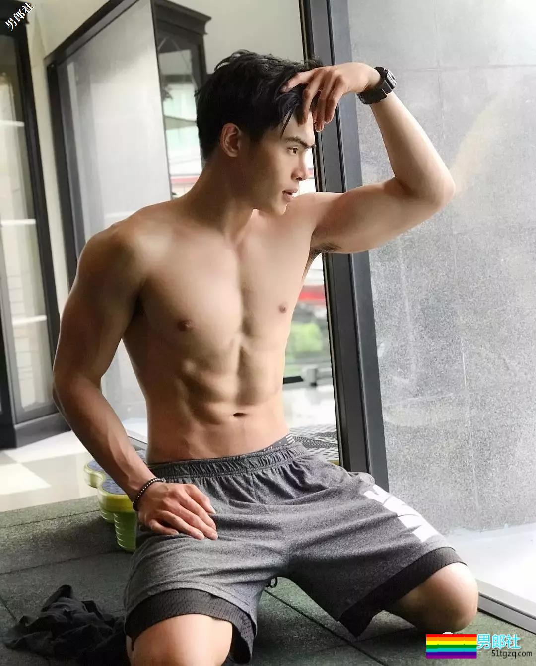 看点∣武汉大学极品校友，筋肉小哥的身材真的太sexxxxy了！你可以吗？ - 51虹马