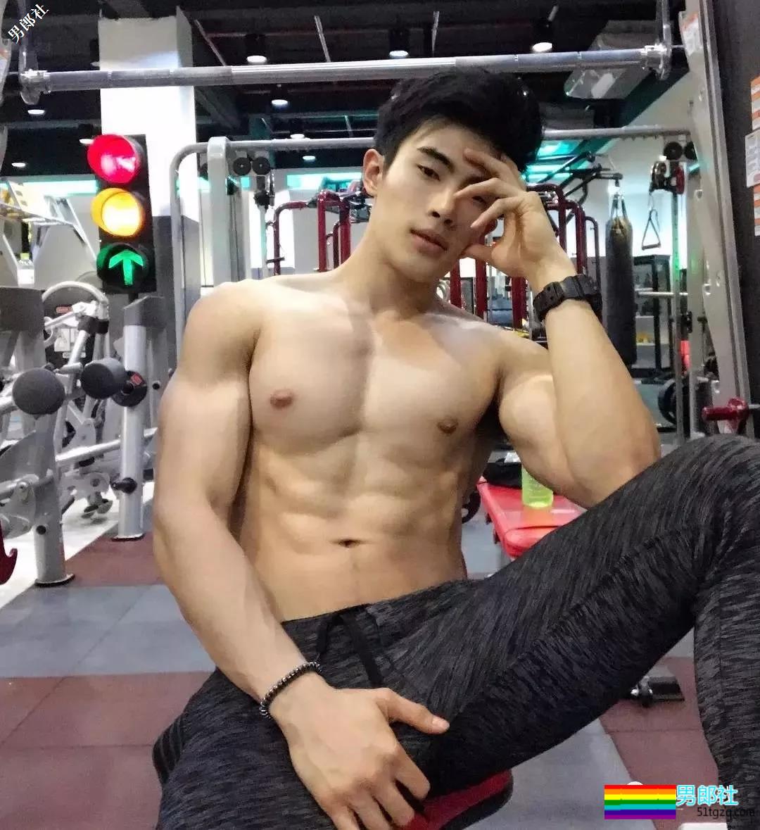 看点∣武汉大学极品校友，筋肉小哥的身材真的太sexxxxy了！你可以吗？ - 51虹马