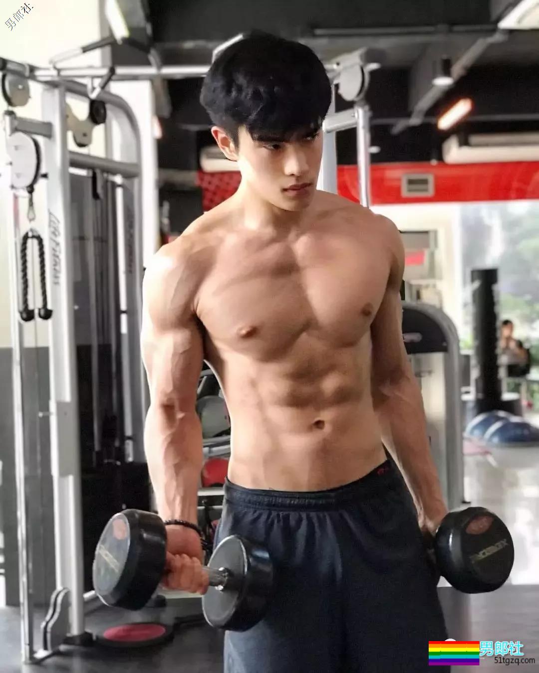 看点∣武汉大学极品校友，筋肉小哥的身材真的太sexxxxy了！你可以吗？ - 51虹马