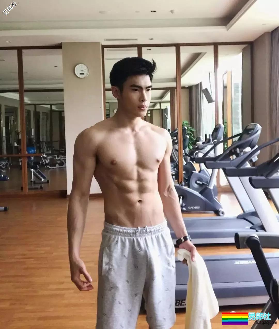 看点∣武汉大学极品校友，筋肉小哥的身材真的太sexxxxy了！你可以吗？ - 51虹马