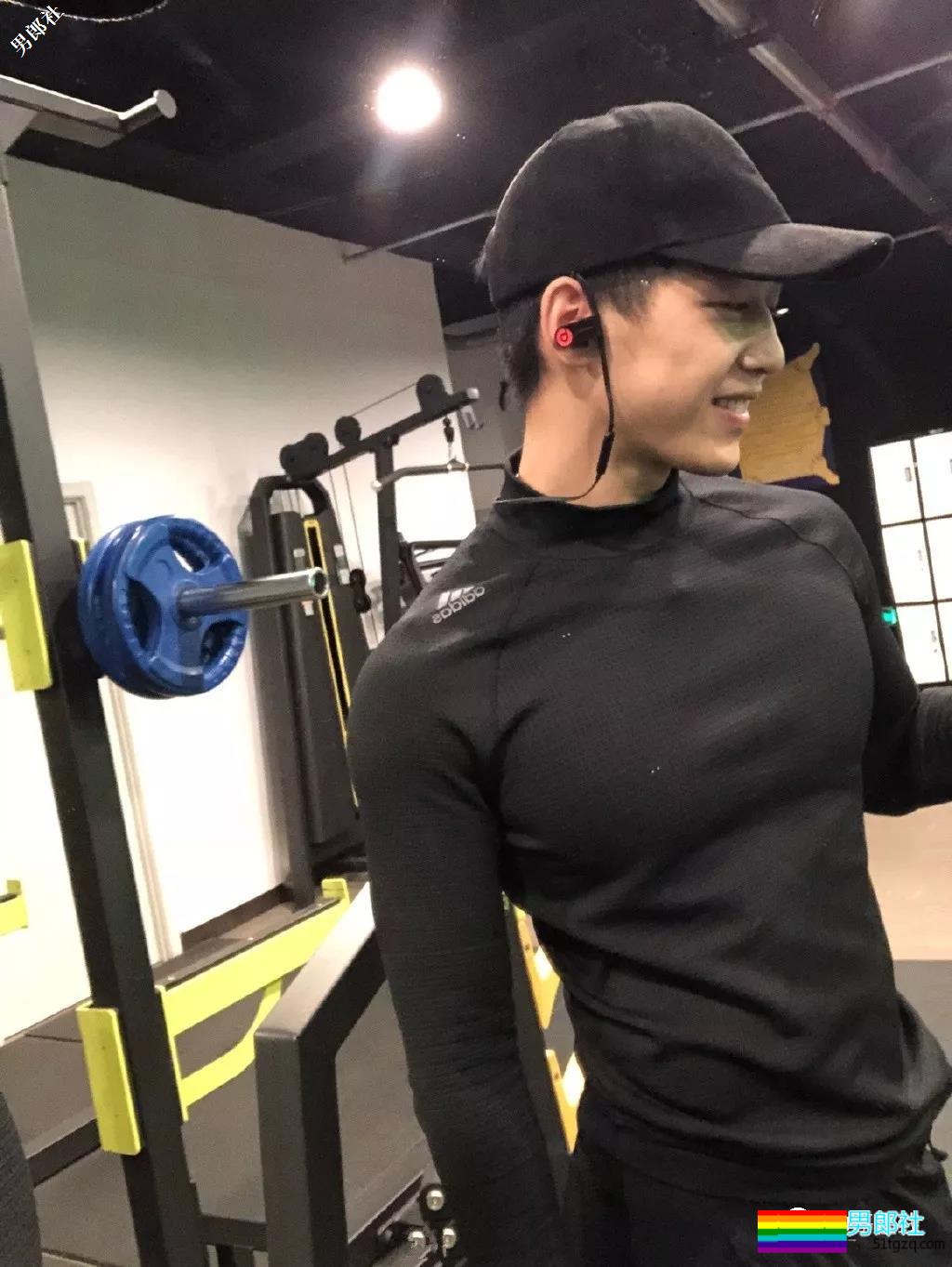 体院小狼狗校草秀精悍腱子肉，少年感荷尔蒙彻底俘虏了我！-51虹马