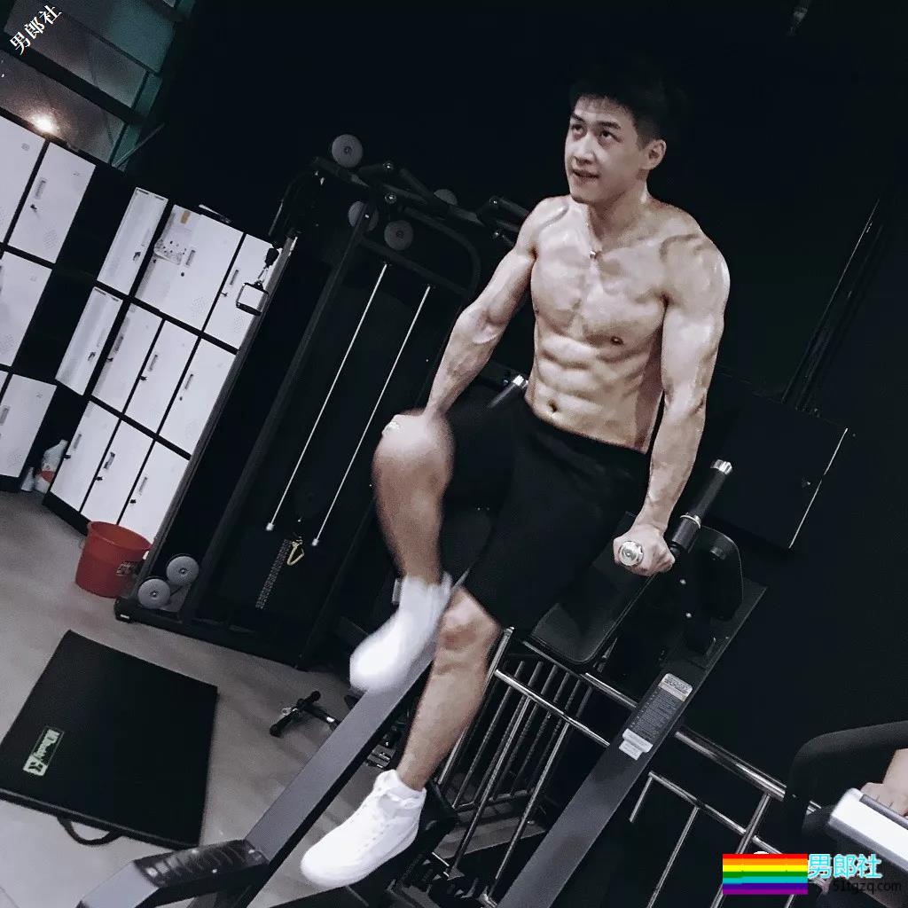 体院小狼狗校草秀精悍腱子肉,少年感荷尔蒙彻底俘虏了我! - 51虹马 体院小狼狗校草秀精悍腱子肉,少年感荷尔蒙彻底俘虏了我! - 51虹马