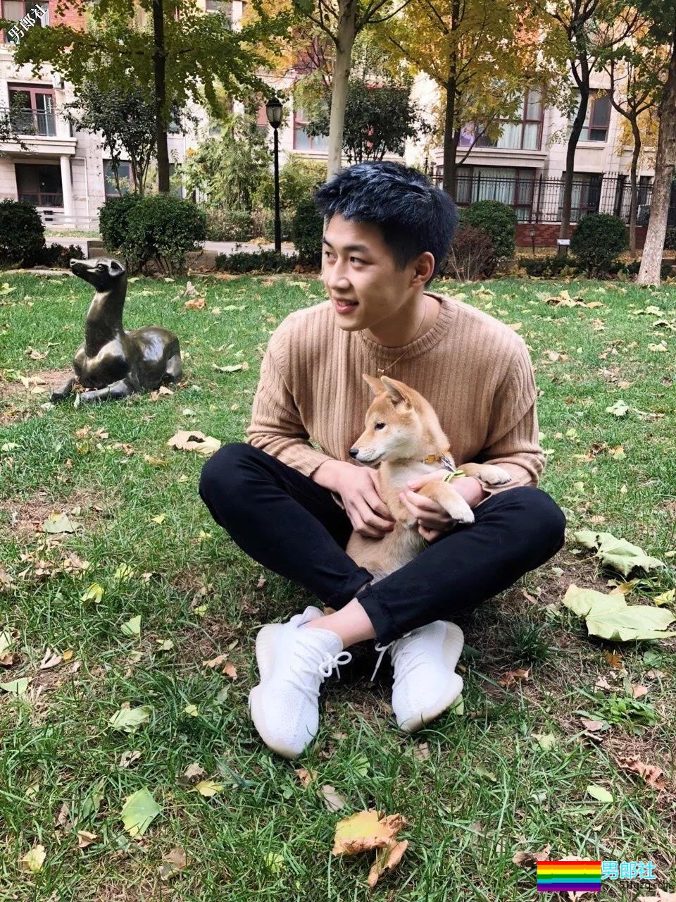 体院小狼狗校草秀精悍腱子肉，少年感荷尔蒙彻底俘虏了我！ - 51虹马