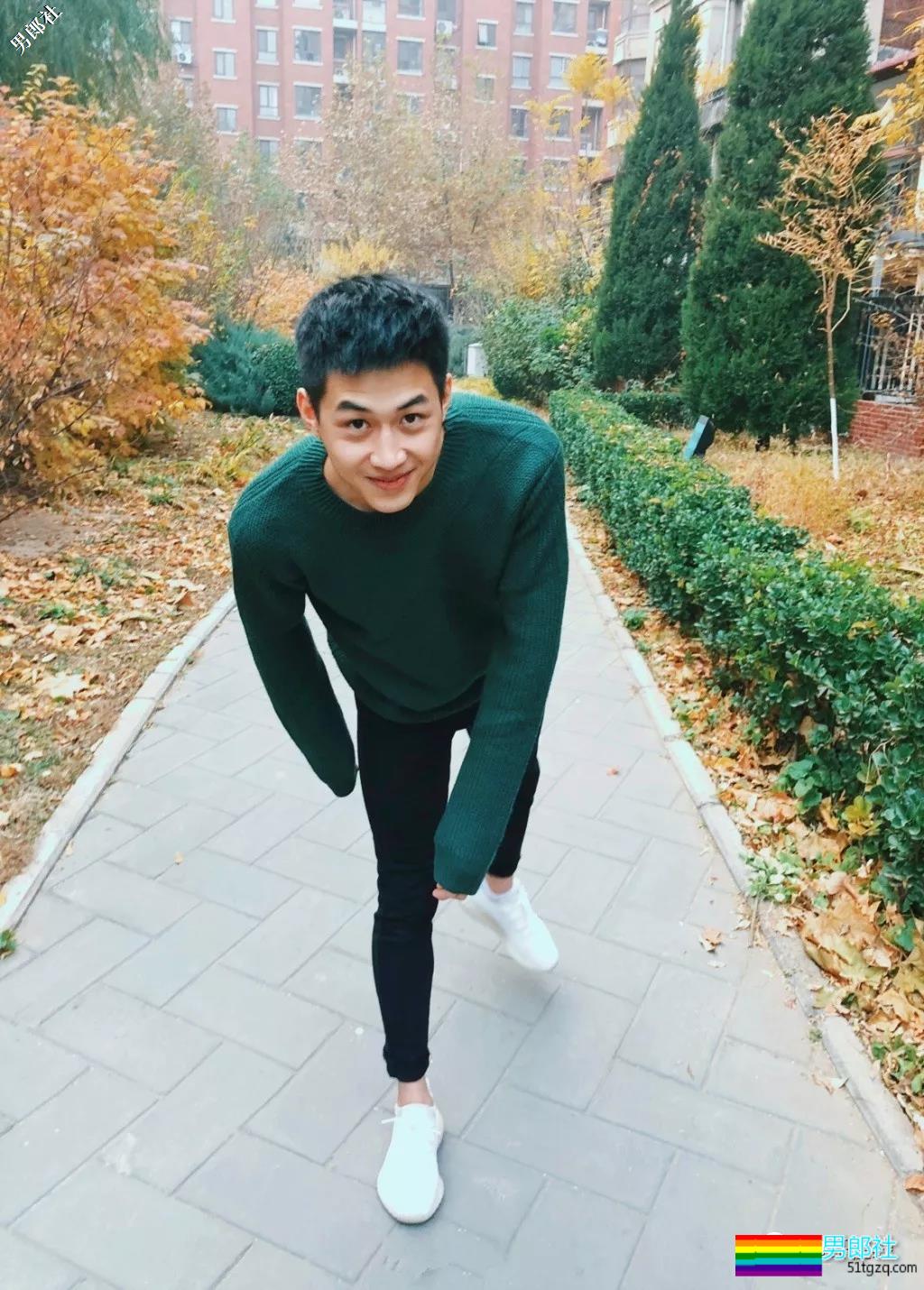 体院小狼狗校草秀精悍腱子肉,少年感荷尔蒙彻底俘虏了我! - 51虹马 体院小狼狗校草秀精悍腱子肉,少年感荷尔蒙彻底俘虏了我! - 51虹马