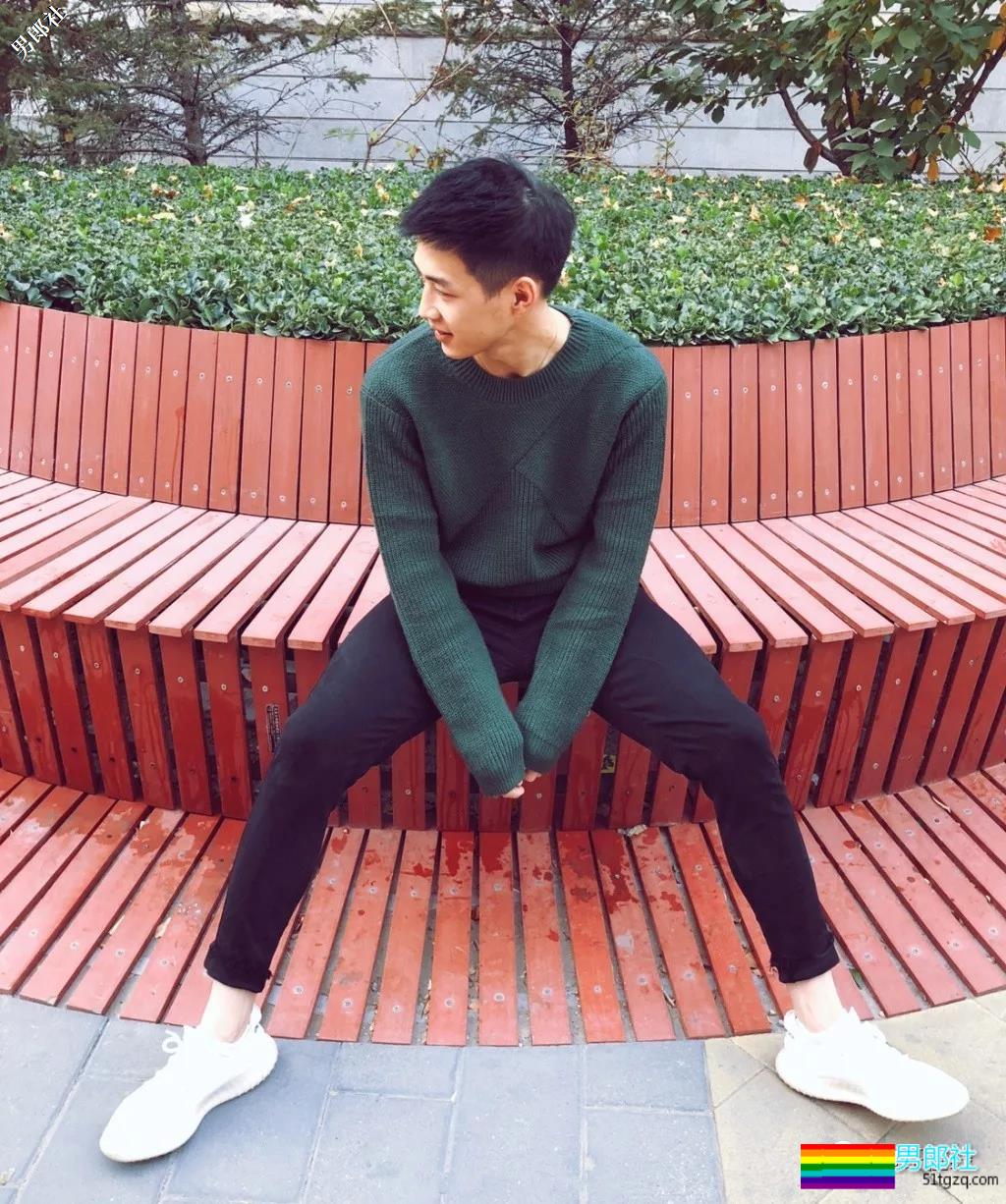 体院小狼狗校草秀精悍腱子肉,少年感荷尔蒙彻底俘虏了我! - 51虹马 体院小狼狗校草秀精悍腱子肉,少年感荷尔蒙彻底俘虏了我! - 51虹马