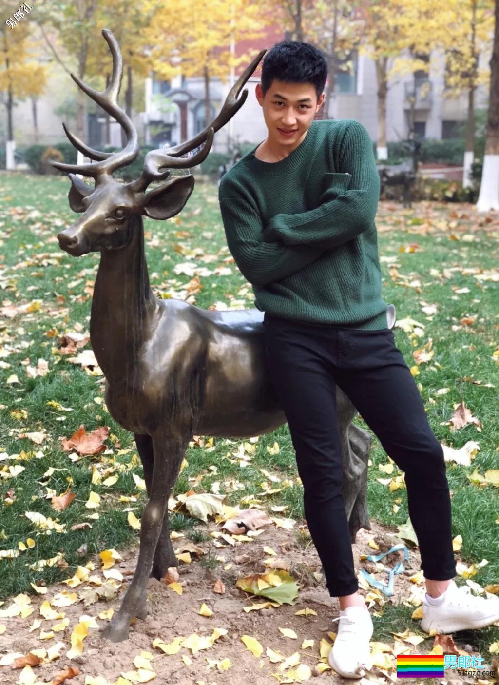 体院小狼狗校草秀精悍腱子肉，少年感荷尔蒙彻底俘虏了我！ - 51虹马