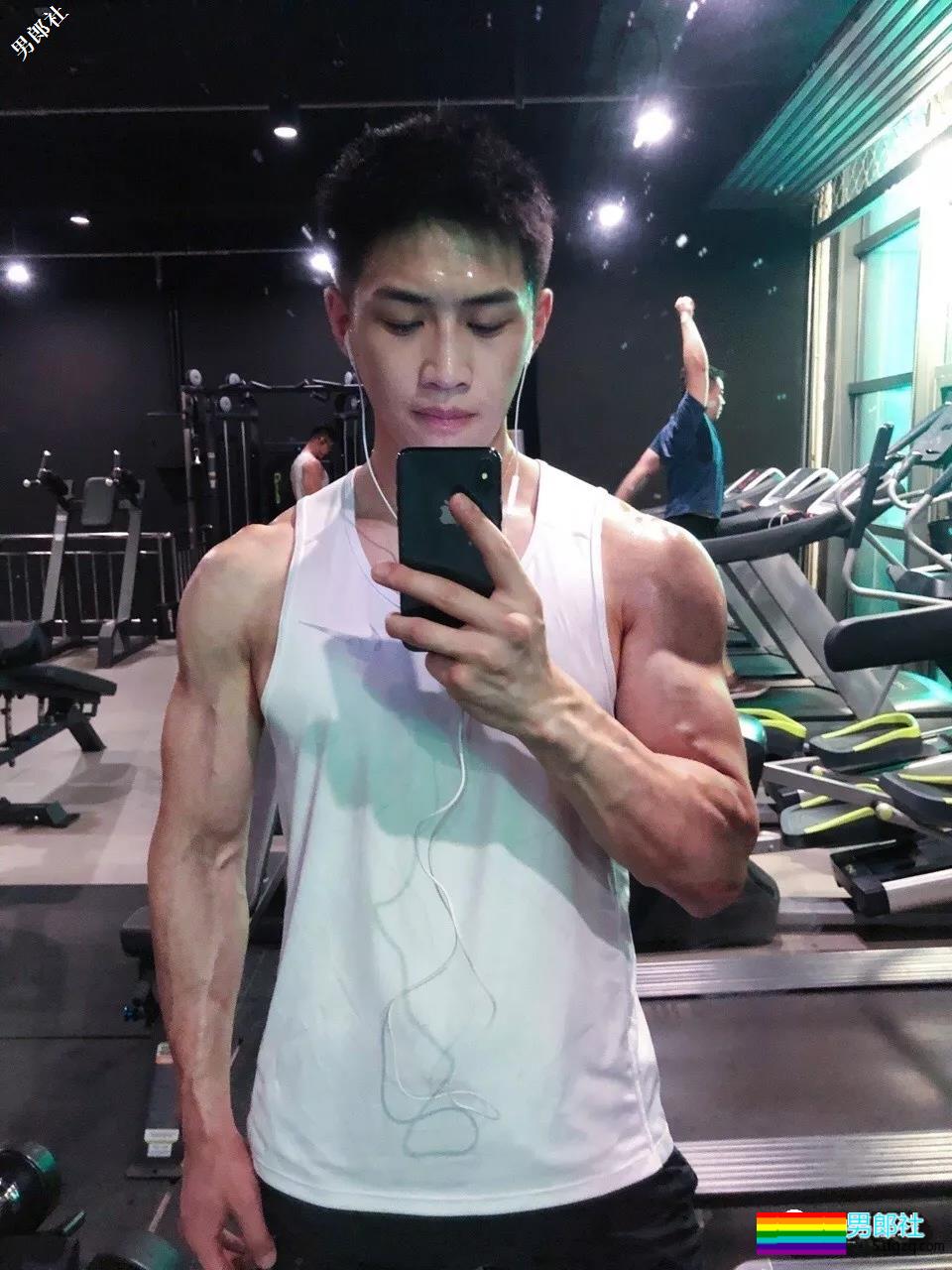 体院小狼狗校草秀精悍腱子肉,少年感荷尔蒙彻底俘虏了我! - 51虹马 体院小狼狗校草秀精悍腱子肉,少年感荷尔蒙彻底俘虏了我! - 51虹马