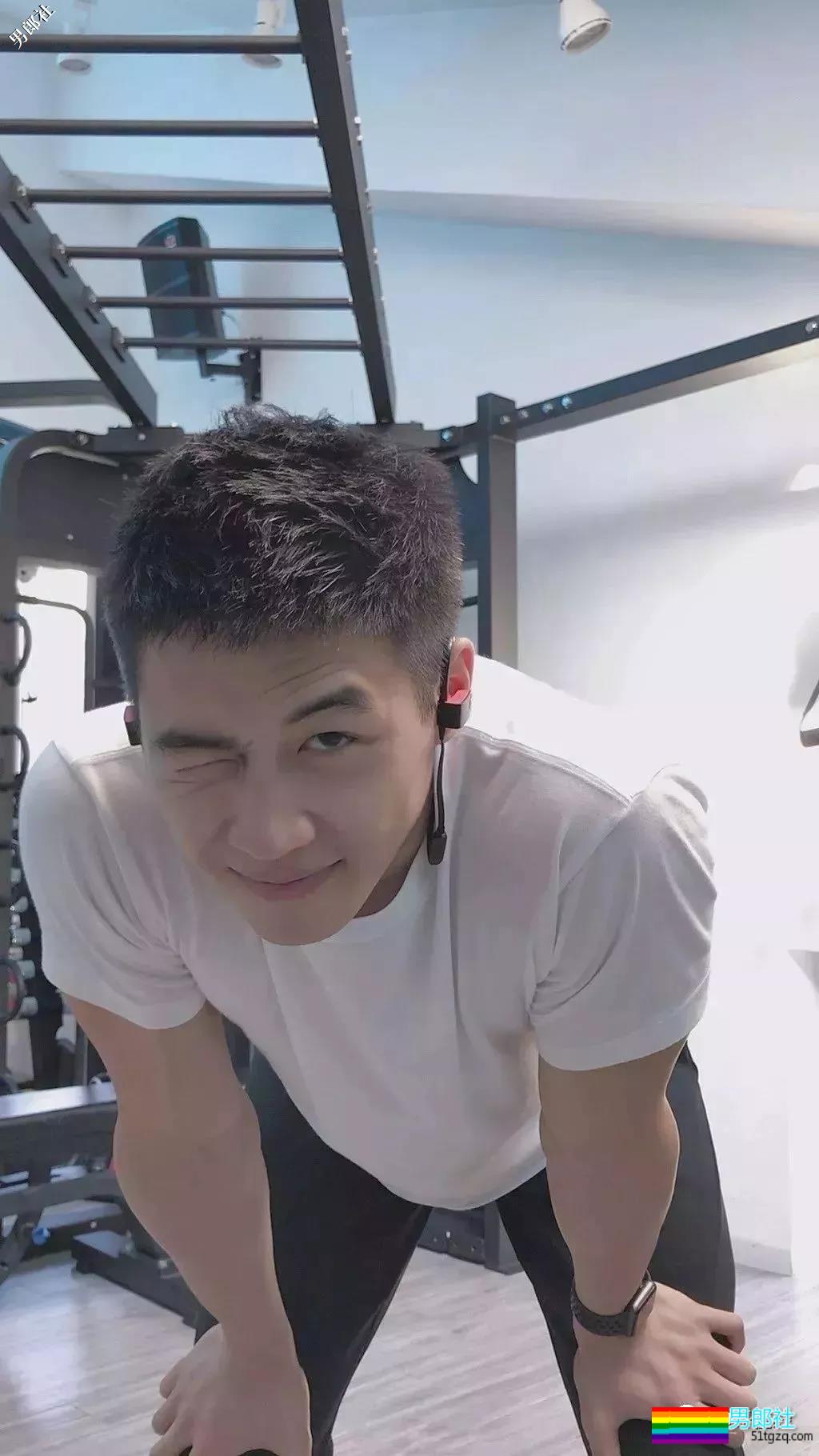 体院小狼狗校草秀精悍腱子肉,少年感荷尔蒙彻底俘虏了我! - 51虹马 体院小狼狗校草秀精悍腱子肉,少年感荷尔蒙彻底俘虏了我! - 51虹马