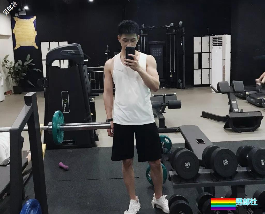 体院小狼狗校草秀精悍腱子肉，少年感荷尔蒙彻底俘虏了我！ - 51虹马