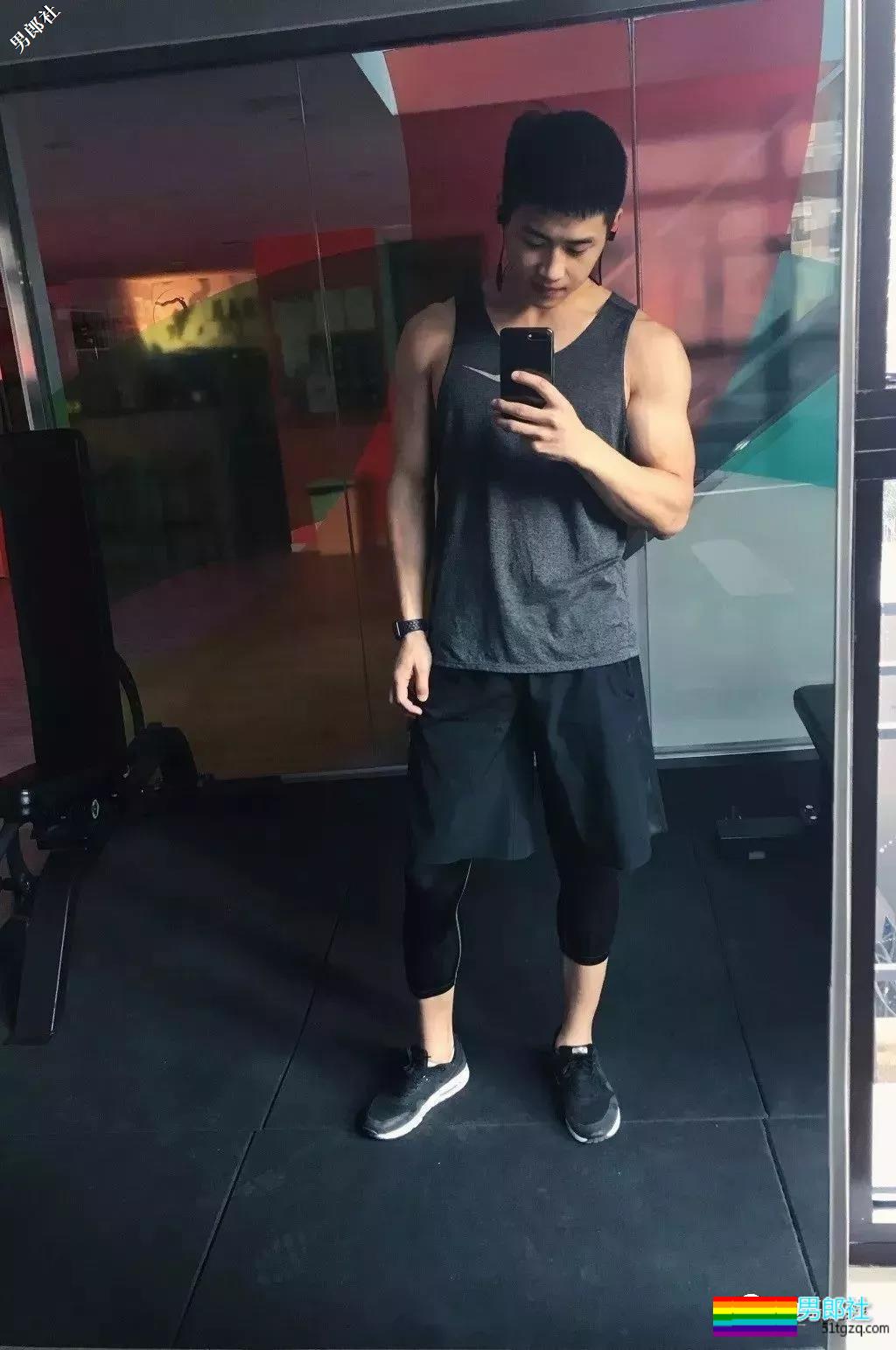 体院小狼狗校草秀精悍腱子肉，少年感荷尔蒙彻底俘虏了我！ - 51虹马