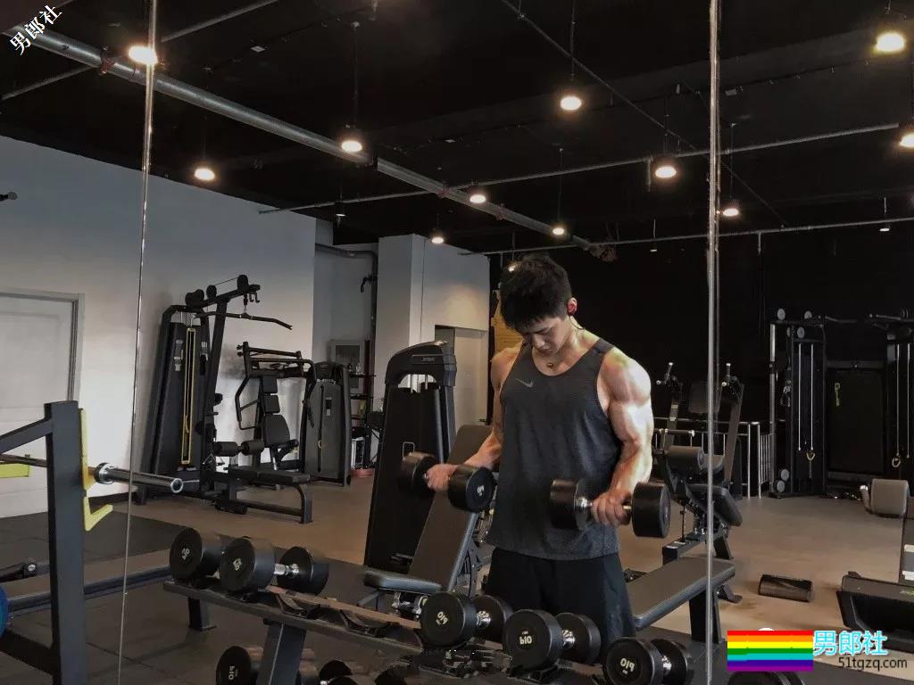 体院小狼狗校草秀精悍腱子肉,少年感荷尔蒙彻底俘虏了我! - 51虹马 体院小狼狗校草秀精悍腱子肉,少年感荷尔蒙彻底俘虏了我! - 51虹马