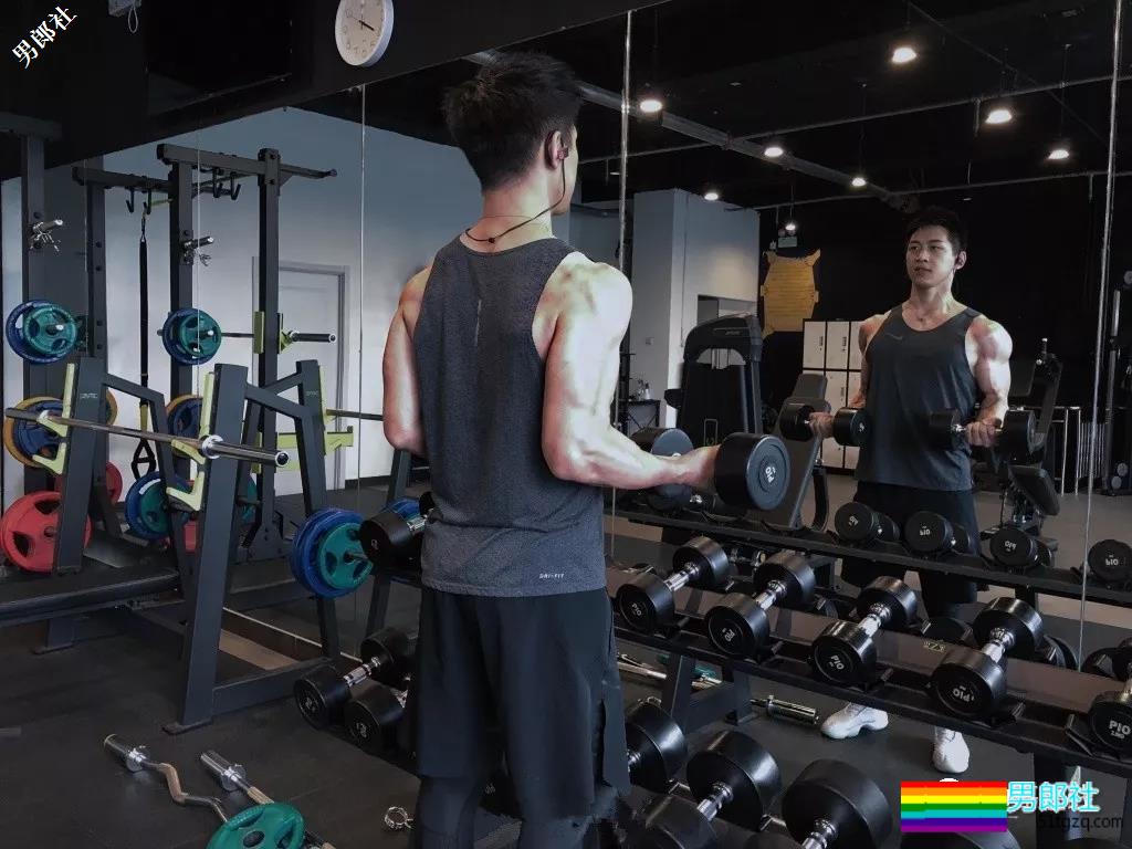 体院小狼狗校草秀精悍腱子肉,少年感荷尔蒙彻底俘虏了我! - 51虹马 体院小狼狗校草秀精悍腱子肉,少年感荷尔蒙彻底俘虏了我! - 51虹马