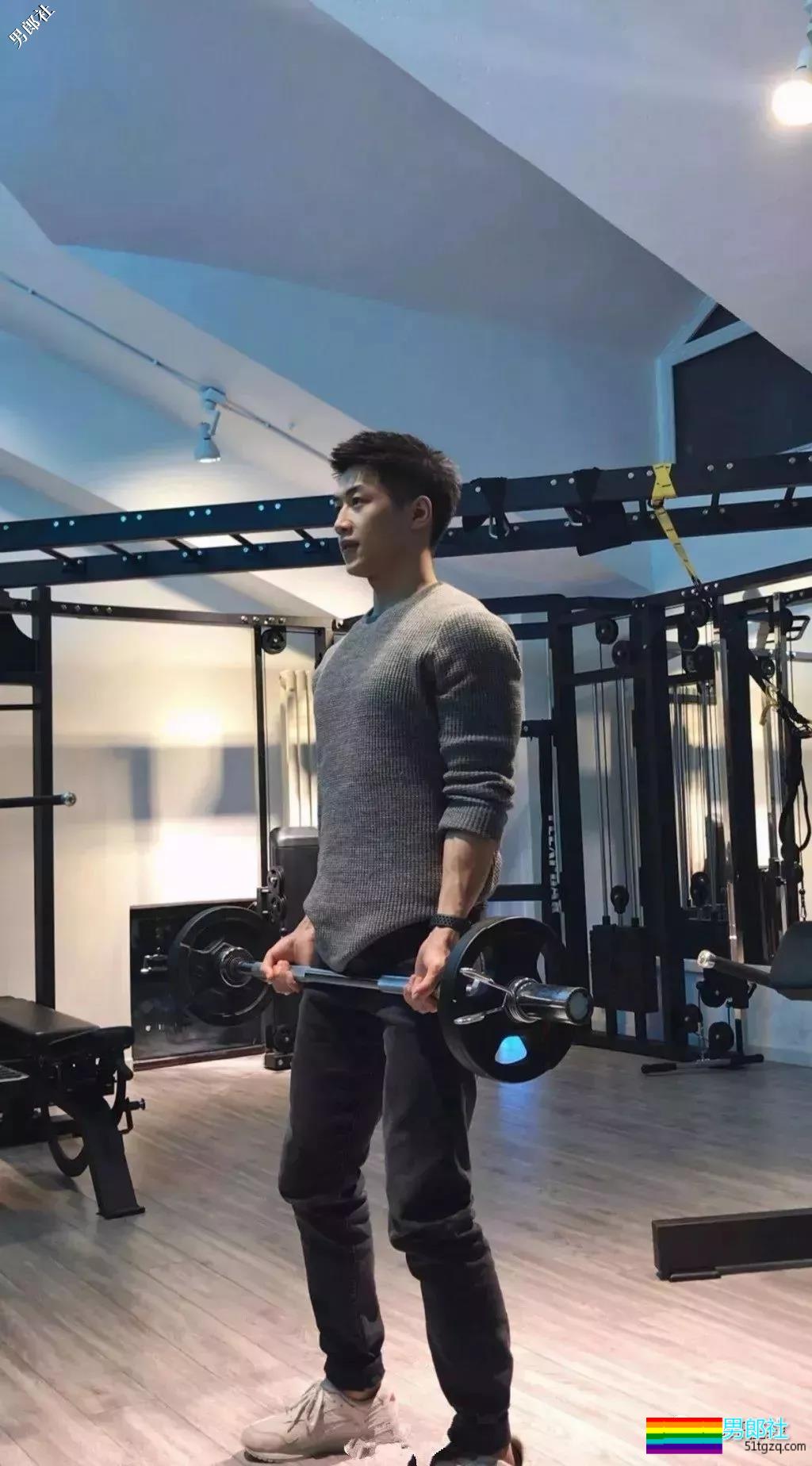 体院小狼狗校草秀精悍腱子肉，少年感荷尔蒙彻底俘虏了我！ - 51虹马