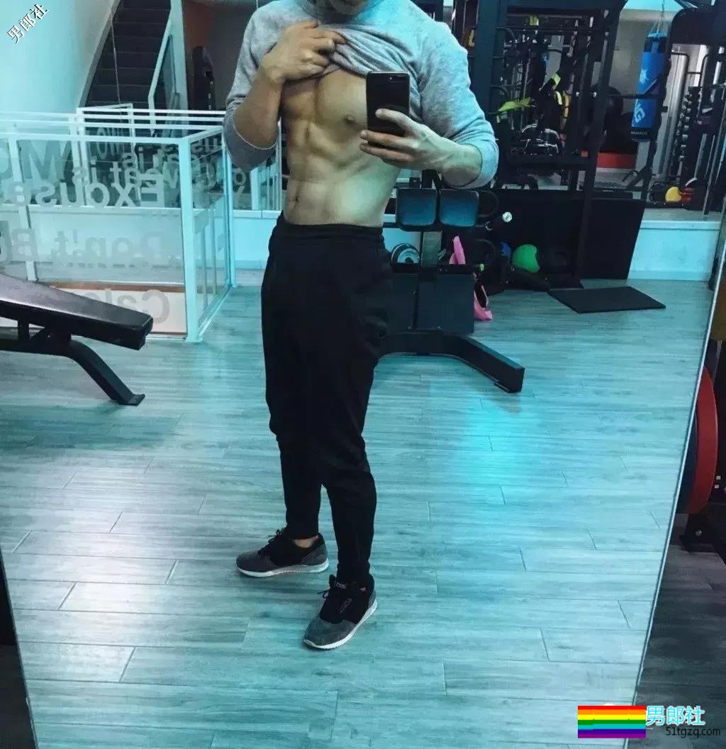 体院小狼狗校草秀精悍腱子肉,少年感荷尔蒙彻底俘虏了我! - 51虹马 体院小狼狗校草秀精悍腱子肉,少年感荷尔蒙彻底俘虏了我! - 51虹马