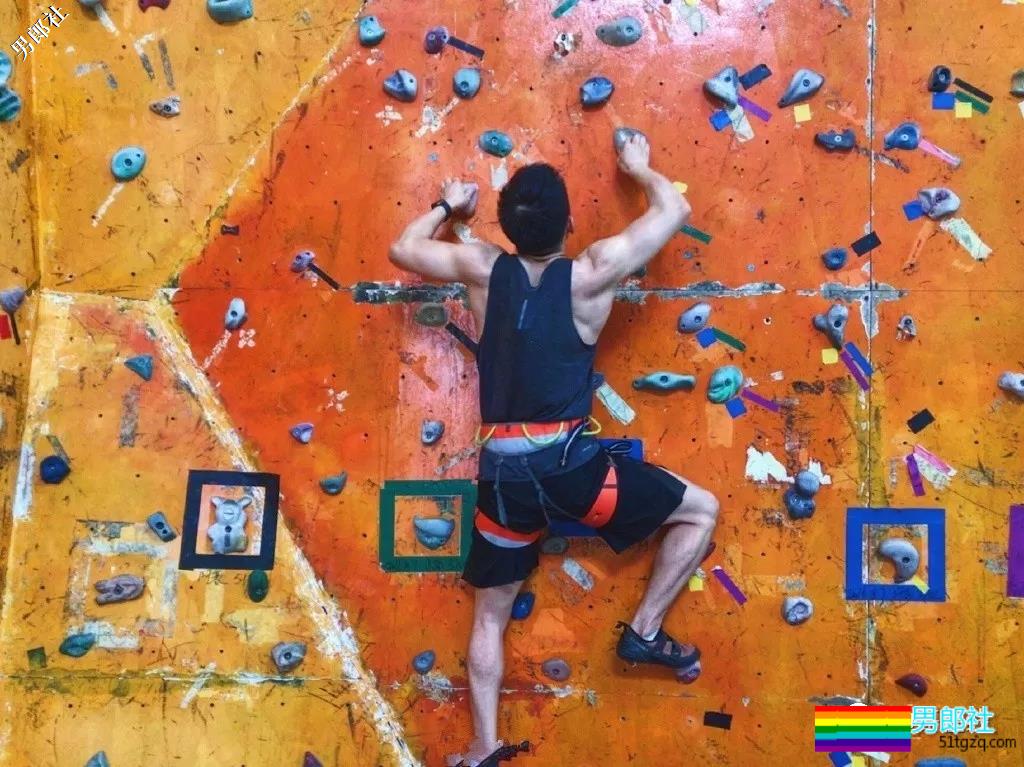 体院小狼狗校草秀精悍腱子肉，少年感荷尔蒙彻底俘虏了我！ - 51虹马