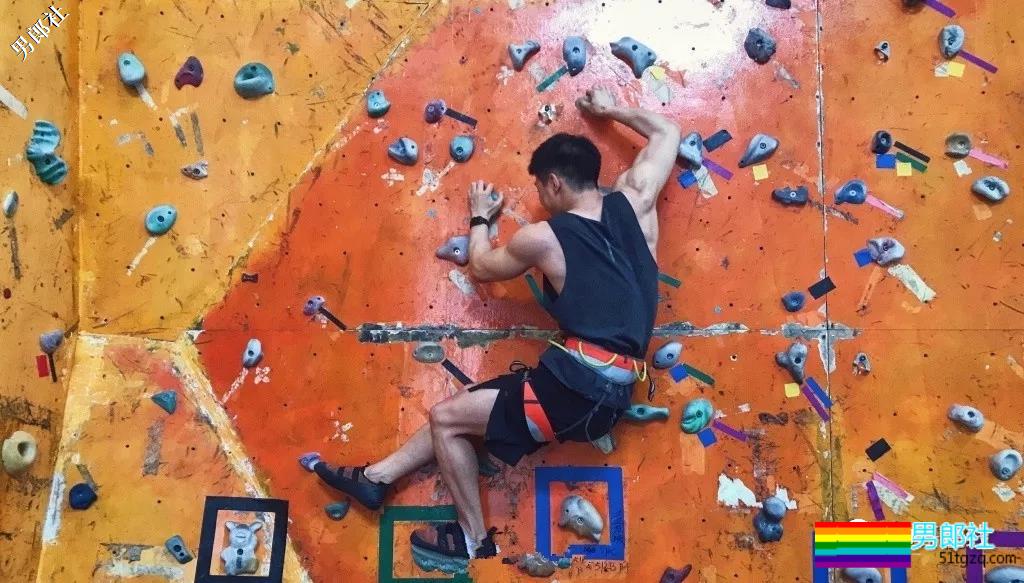 体院小狼狗校草秀精悍腱子肉，少年感荷尔蒙彻底俘虏了我！ - 51虹马