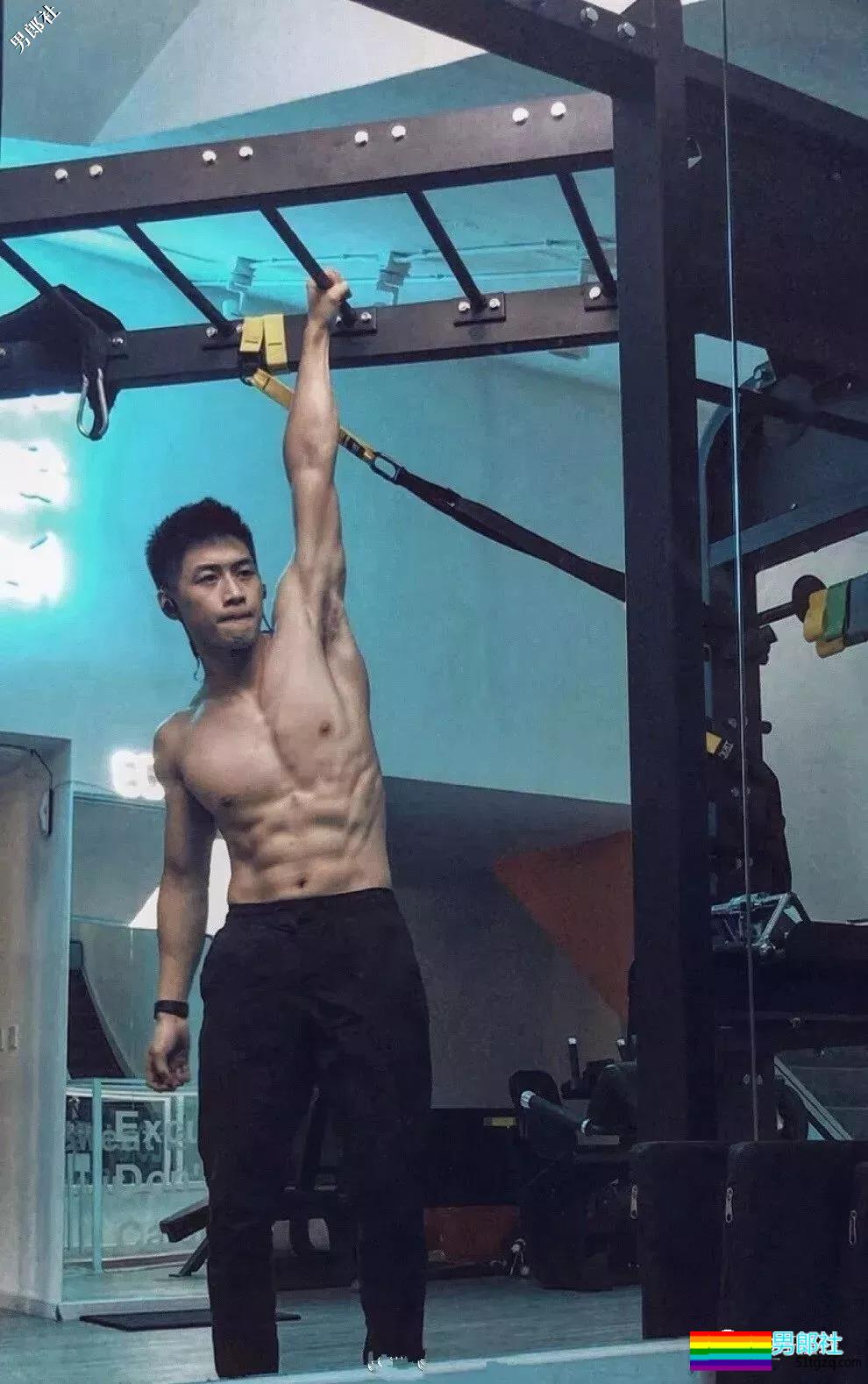 体院小狼狗校草秀精悍腱子肉,少年感荷尔蒙彻底俘虏了我! - 51虹马 体院小狼狗校草秀精悍腱子肉,少年感荷尔蒙彻底俘虏了我! - 51虹马