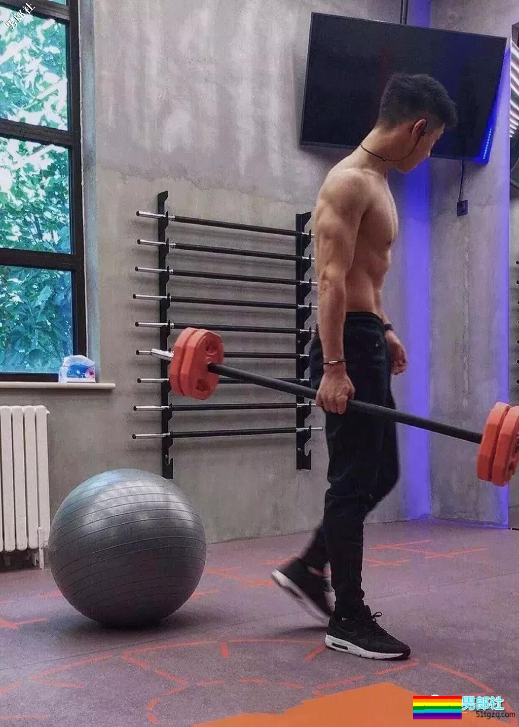 体院小狼狗校草秀精悍腱子肉,少年感荷尔蒙彻底俘虏了我! - 51虹马 体院小狼狗校草秀精悍腱子肉,少年感荷尔蒙彻底俘虏了我! - 51虹马