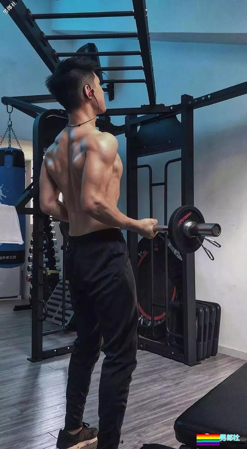 体院小狼狗校草秀精悍腱子肉，少年感荷尔蒙彻底俘虏了我！ - 51虹马