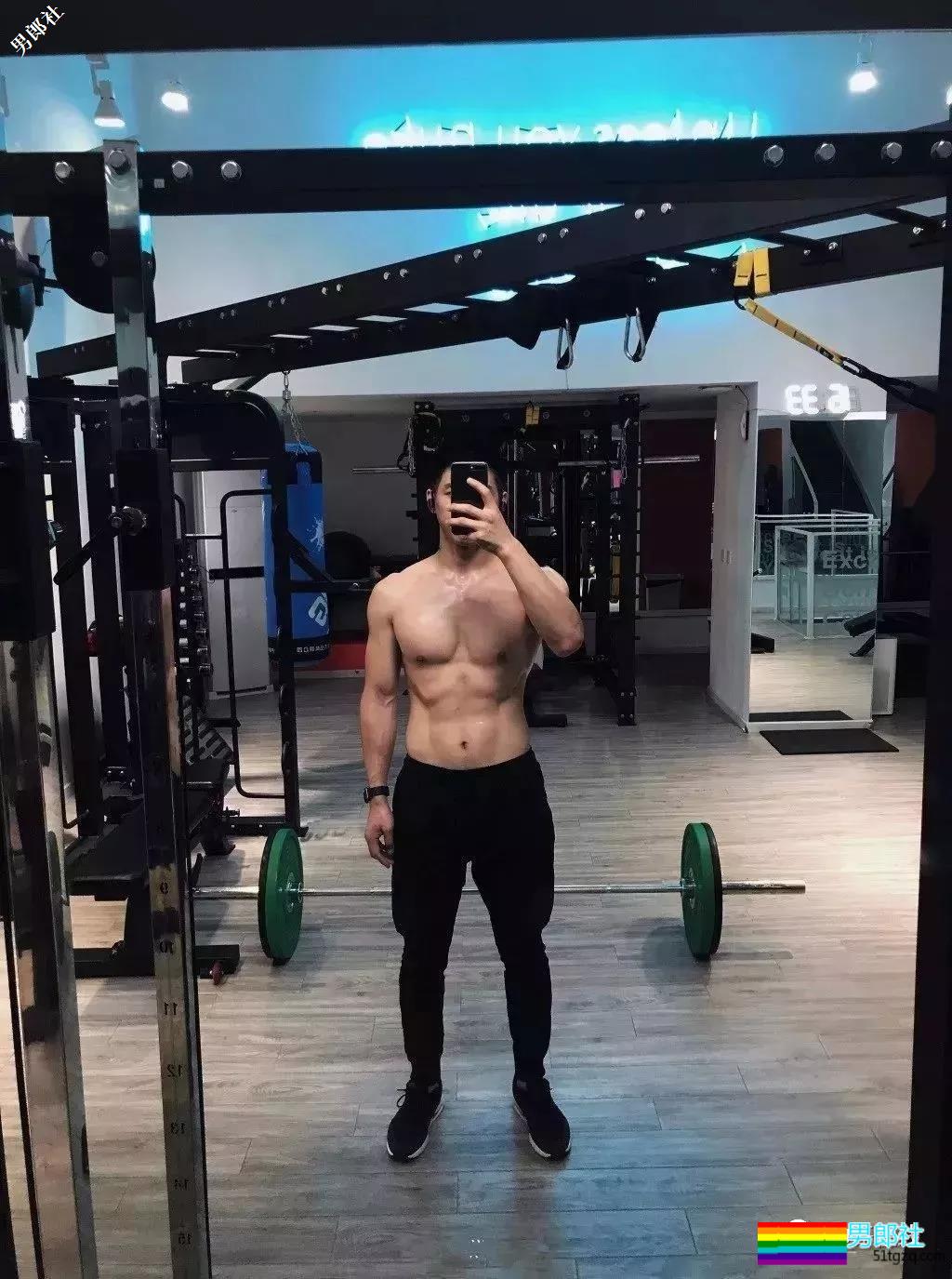 体院小狼狗校草秀精悍腱子肉,少年感荷尔蒙彻底俘虏了我! - 51虹马 体院小狼狗校草秀精悍腱子肉,少年感荷尔蒙彻底俘虏了我! - 51虹马