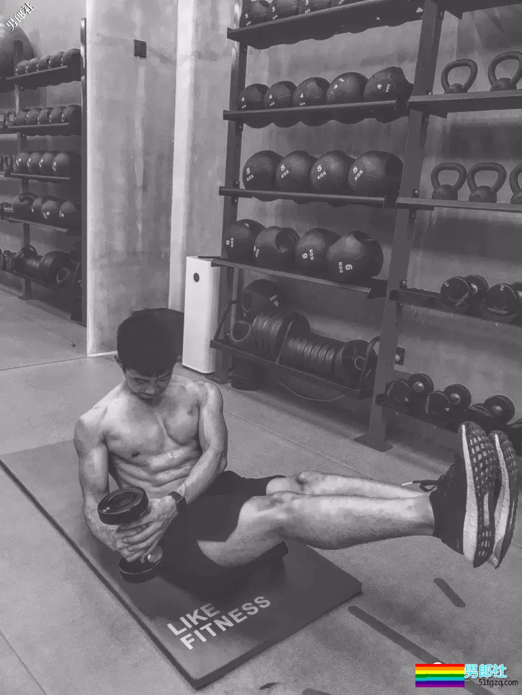 体院小狼狗校草秀精悍腱子肉，少年感荷尔蒙彻底俘虏了我！ - 51虹马