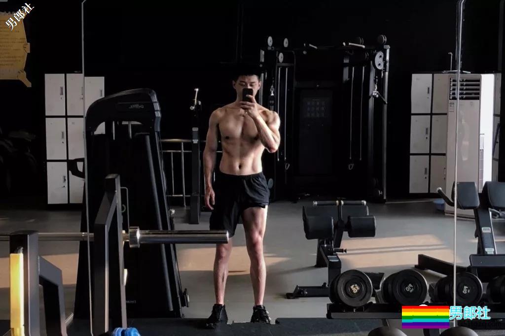 体院小狼狗校草秀精悍腱子肉，少年感荷尔蒙彻底俘虏了我！ - 51虹马