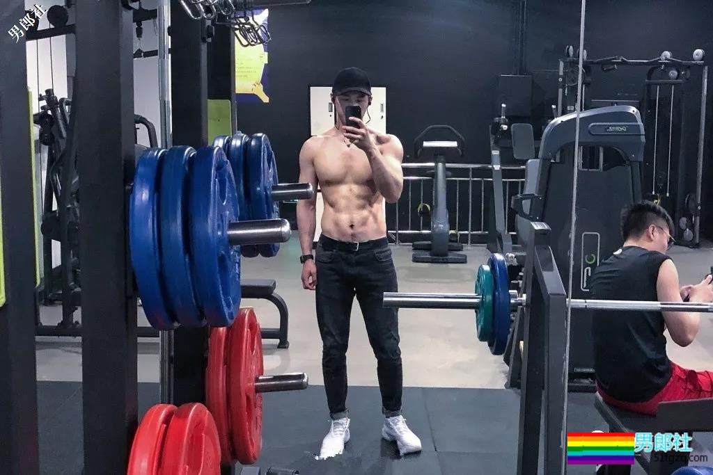 体院小狼狗校草秀精悍腱子肉,少年感荷尔蒙彻底俘虏了我! - 51虹马 体院小狼狗校草秀精悍腱子肉,少年感荷尔蒙彻底俘虏了我! - 51虹马