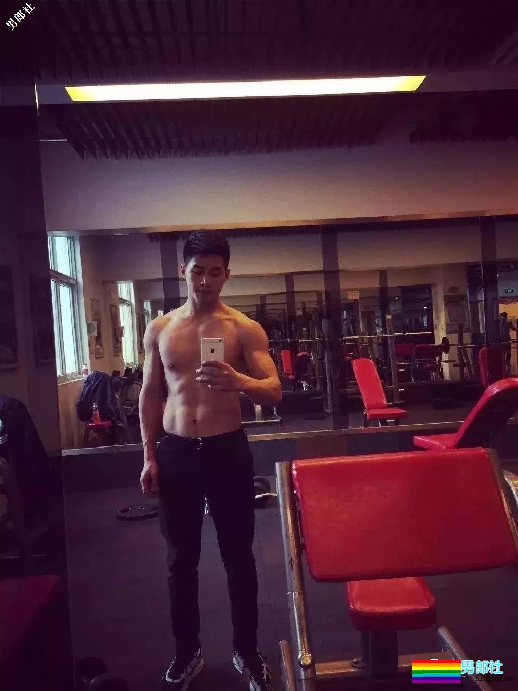 体院小狼狗校草秀精悍腱子肉，少年感荷尔蒙彻底俘虏了我！ - 51虹马