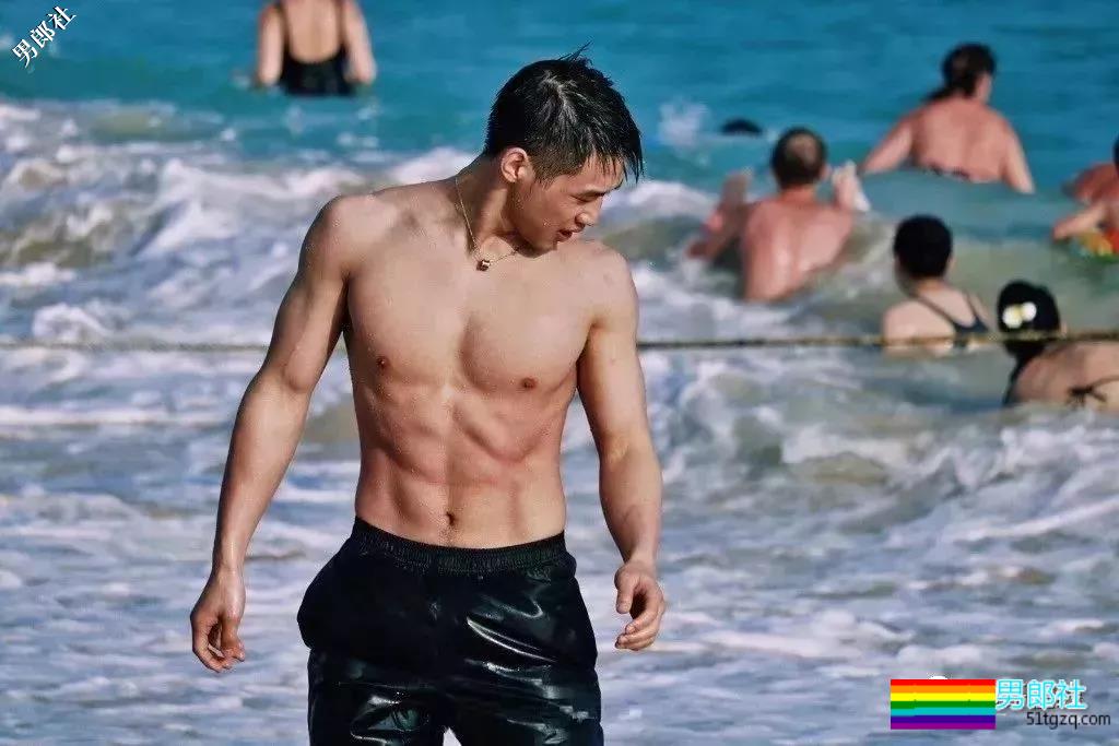 体院小狼狗校草秀精悍腱子肉，少年感荷尔蒙彻底俘虏了我！ - 51虹马