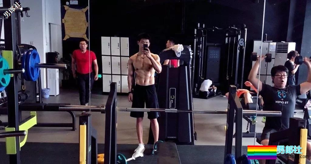 体院小狼狗校草秀精悍腱子肉，少年感荷尔蒙彻底俘虏了我！ - 51虹马