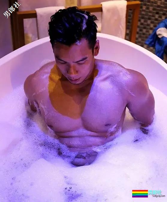 阴阳师男模被扒皮，喜好攀岩倒立，裆部贼抢眼！ - 51虹马