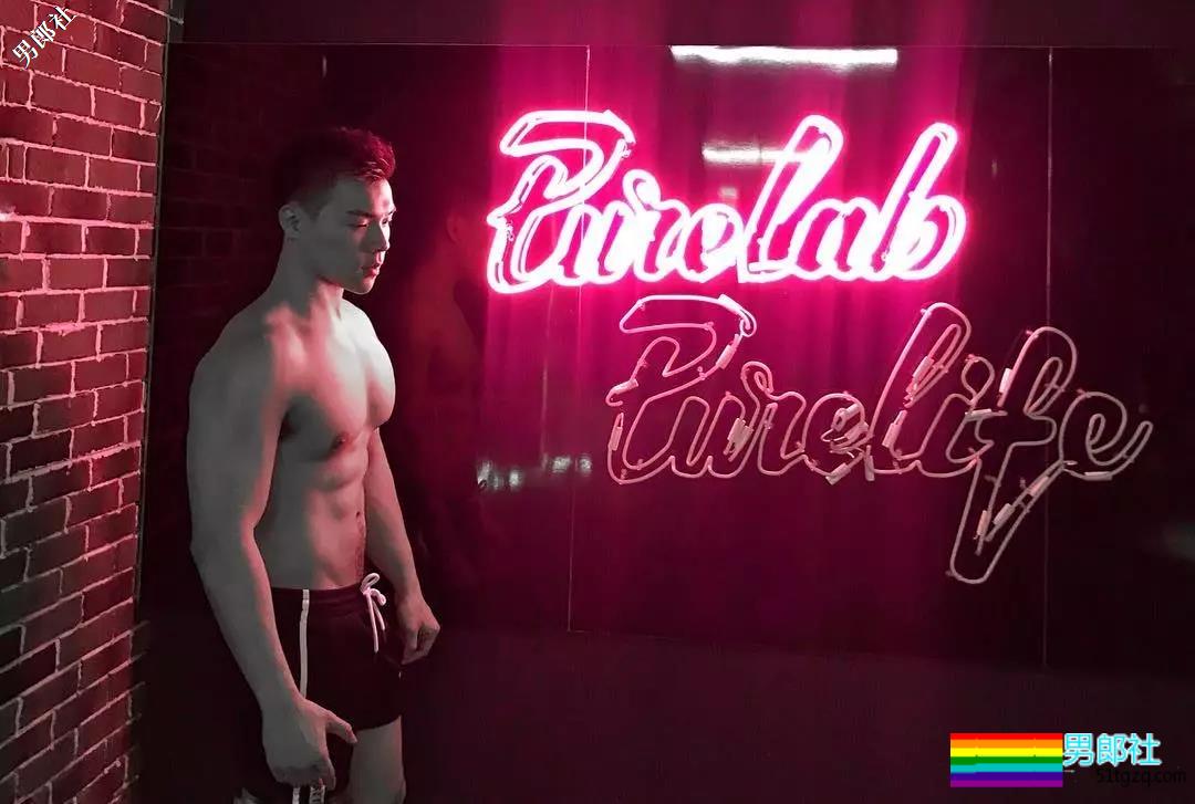 被疯狂盗图的翘臀小哥，INS竟有超多私家好料！ - 51虹马