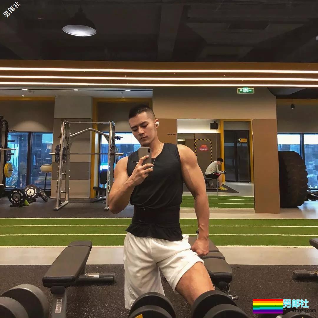 90后新晋同志名媛放得开！更衣室与基友抓胸！ - 51虹马