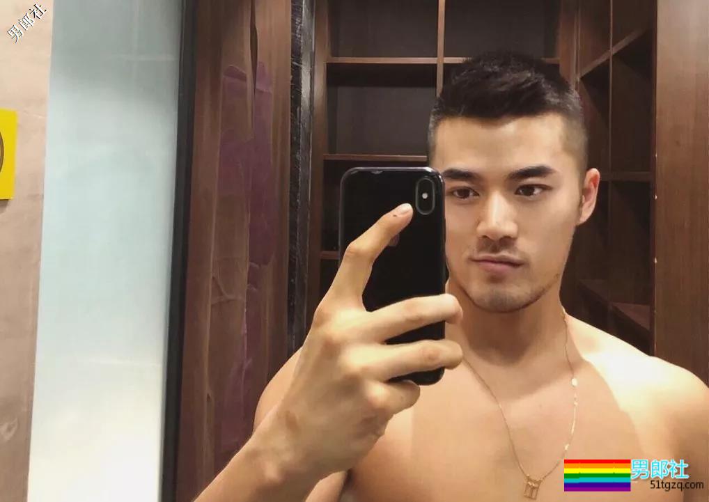 90后新晋同志名媛放得开！更衣室与基友抓胸！ - 51虹马