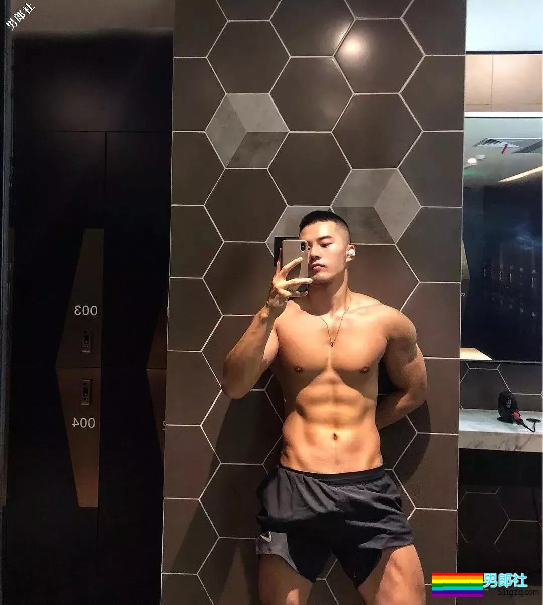 90后新晋同志名媛放得开！更衣室与基友抓胸！ - 51虹马