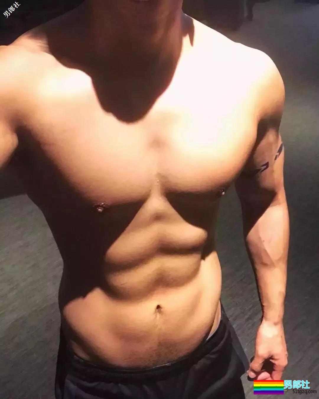 90后新晋同志名媛放得开！更衣室与基友抓胸！ - 51虹马