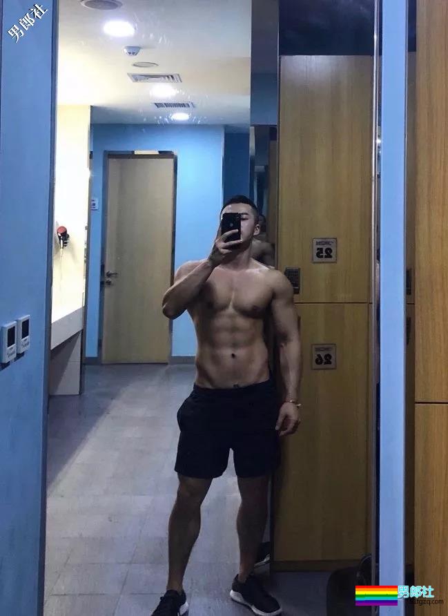 90后新晋同志名媛放得开！更衣室与基友抓胸！ - 51虹马