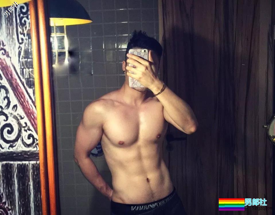 90后新晋同志名媛放得开！更衣室与基友抓胸！ - 51虹马