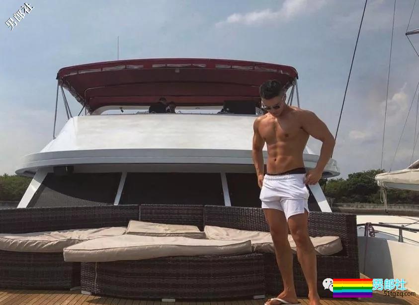 90后新晋同志名媛放得开！更衣室与基友抓胸！ - 51虹马