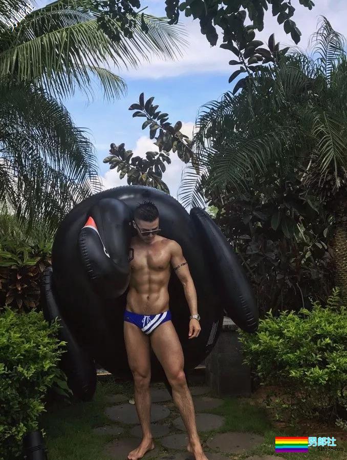 90后新晋同志名媛放得开！更衣室与基友抓胸！ - 51虹马