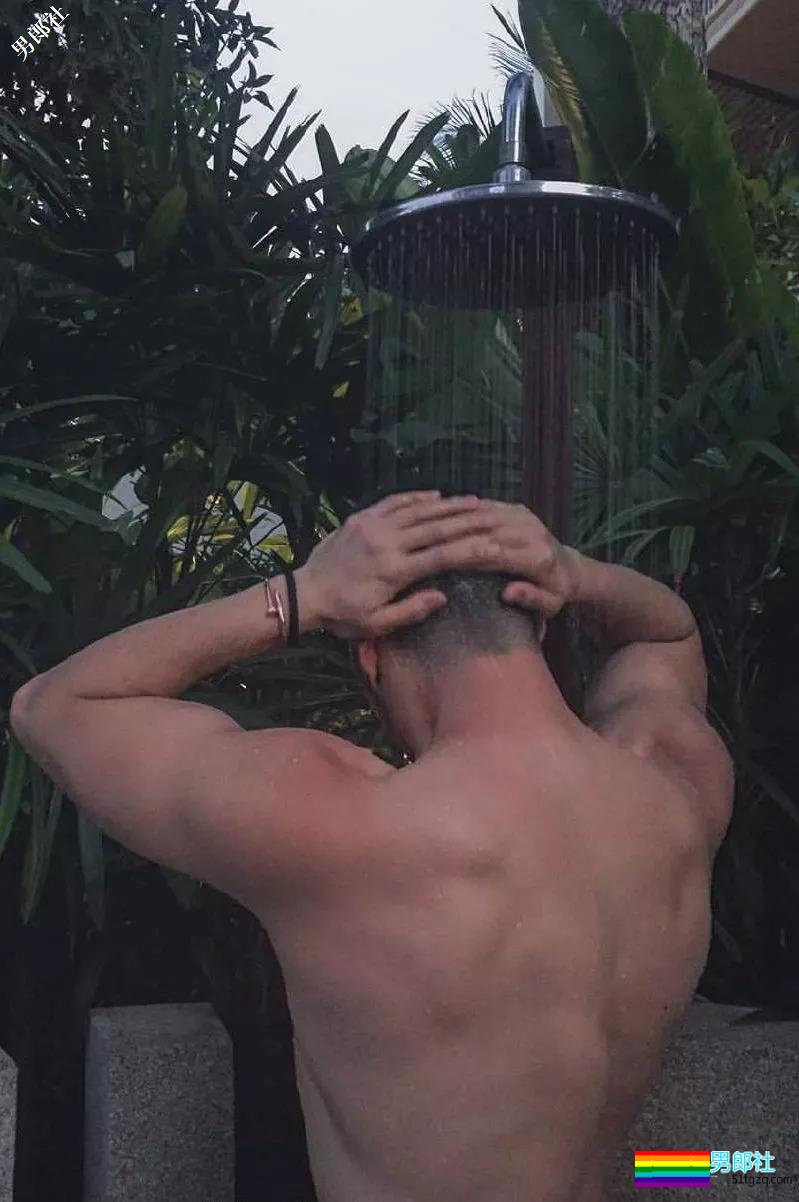 90后新晋同志名媛放得开！更衣室与基友抓胸！ - 51虹马