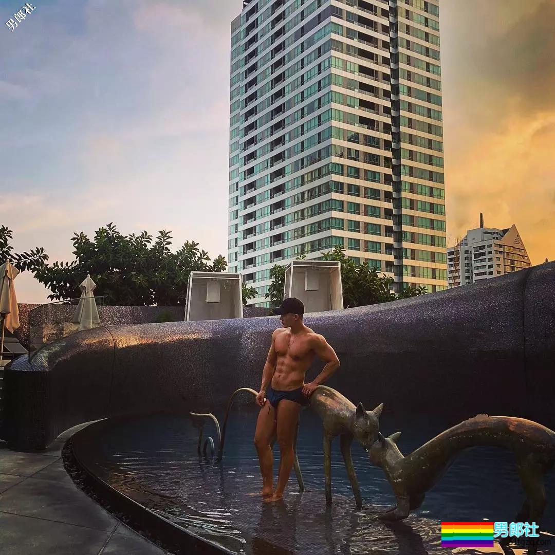 90后新晋同志名媛放得开！更衣室与基友抓胸！ - 51虹马