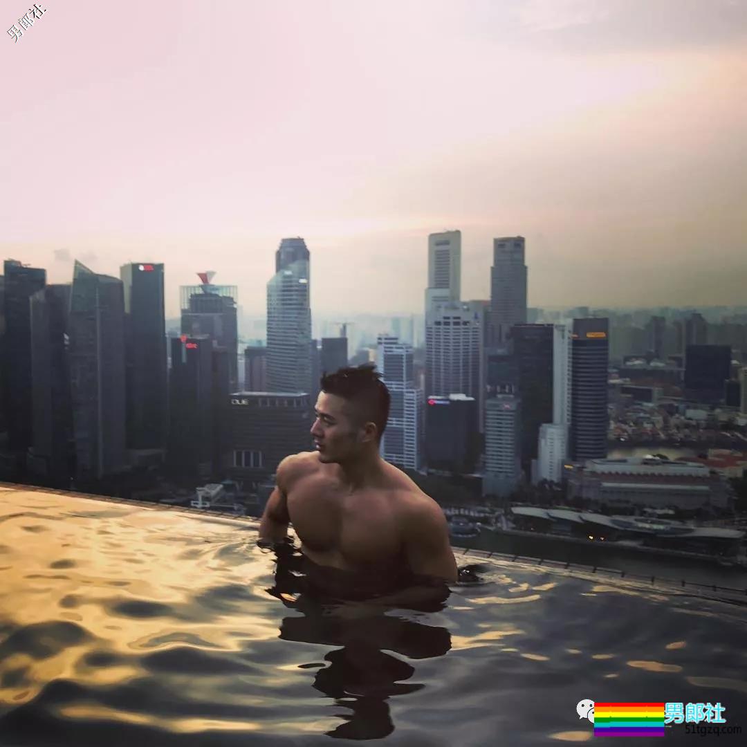 90后新晋同志名媛放得开！更衣室与基友抓胸！ - 51虹马